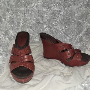 RReport leather wedges